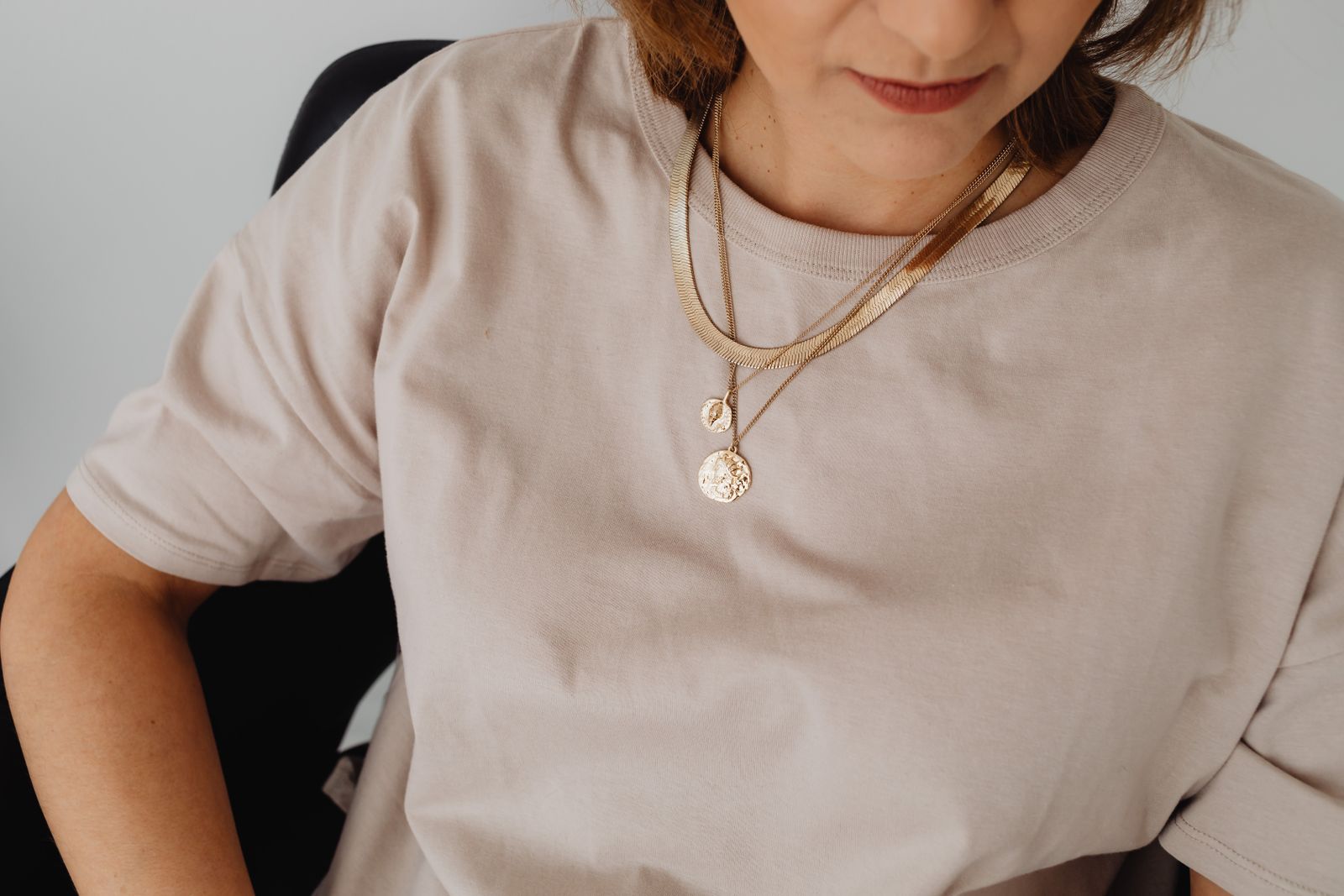 Comment ajuster la taille des bijoux à la morphologie et au col.