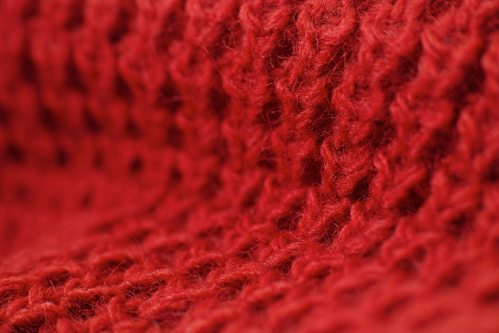 Gros plan sur une maille de laine rouge
