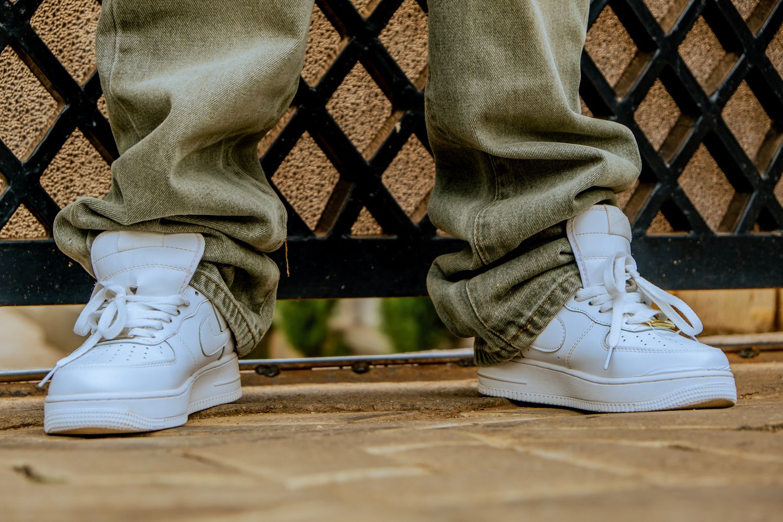 Un guide des coupes de jean et des chaussures qui équilibrent la silhouette.