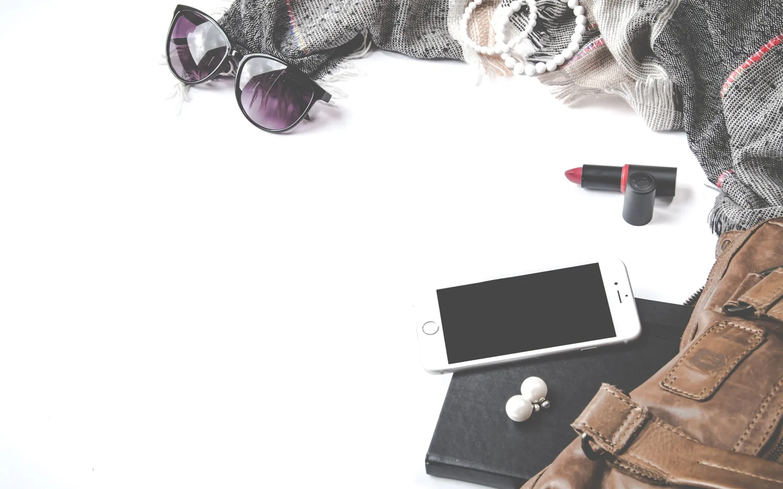 Sac, ceinture et bijoux posés sur une table