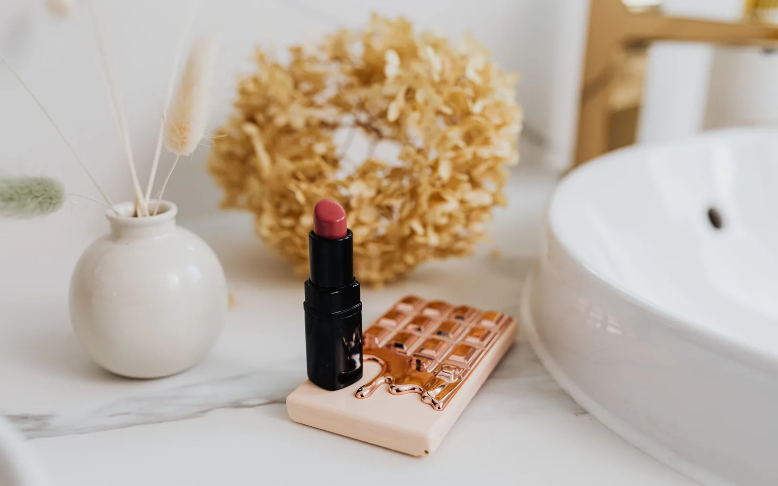 Produits de soin et de maquillage sur une coiffeuse